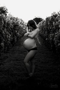 Une femme enceinte pose nue dans les vignes. Une photo en noir et blanc d'une extrême élégance créée par Meyline Esparcieux, photographe Dax.