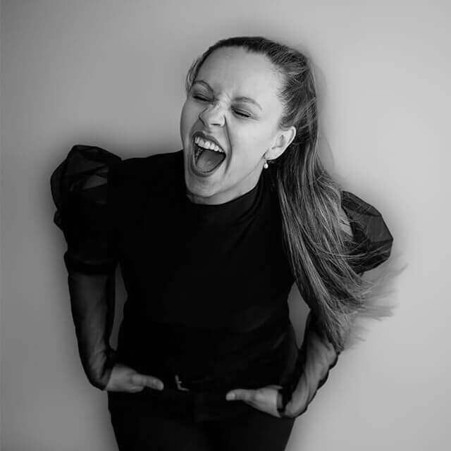 Portrait en noir et blanc de Meyline Esparcieux qui rigole aux éclats. Votre photographe de portrait de famille, grossesse, naissance et bébé à Dax, dans les landes.
