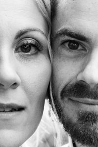 La moitié des visages des mariés. Une photo imaginée par Meyline Esparcieux, photographe Dax.