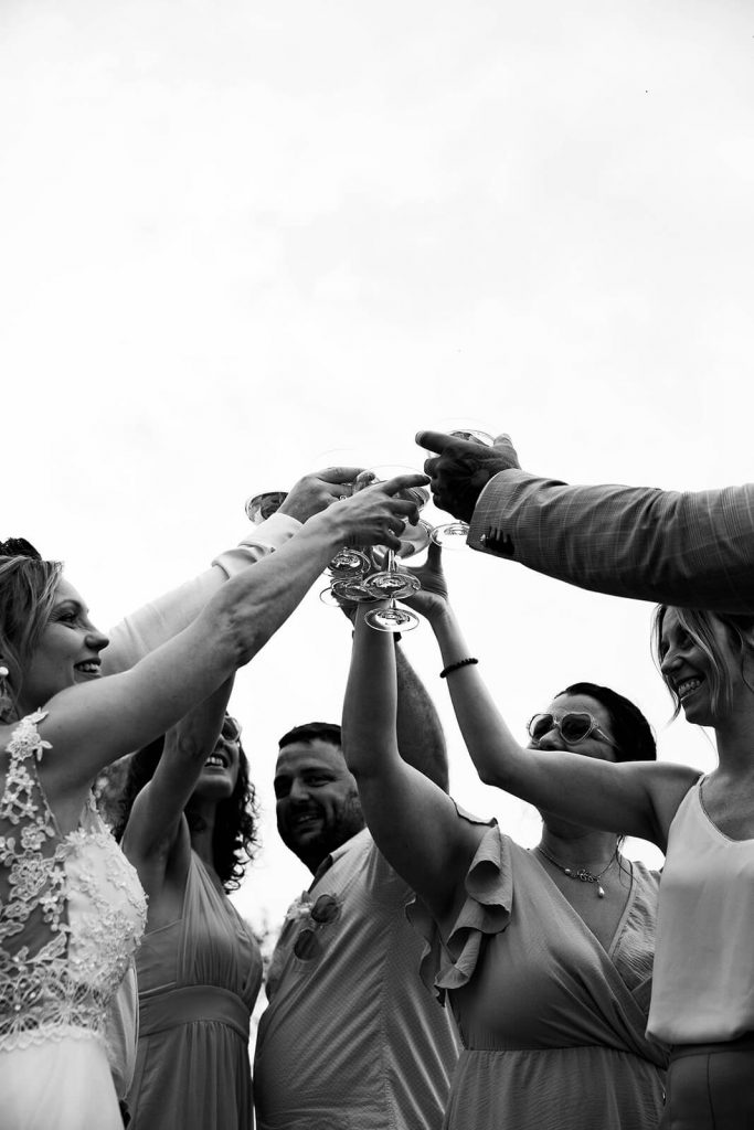 Les invités de mariage trinquent pendant le cocktail, une photo prise en contre-plongée par Meyline Esparcieux, photographe mariage Dax Landes.