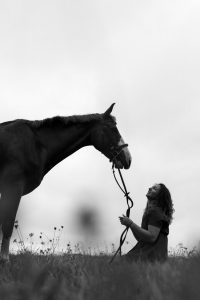 Portrait d'une femme cavalière avec son cheval. Une photo éditoriale créée par Meyline Esparcieux, photographe Dax.